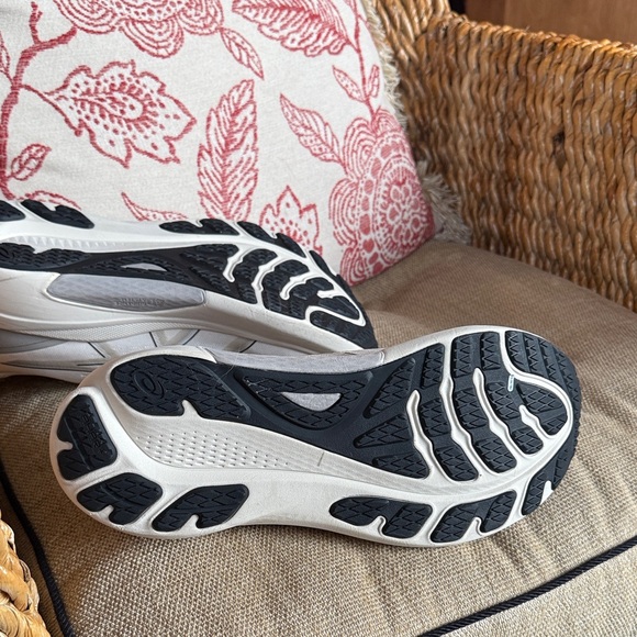 Asics Gel-Kayano 30 White and Gray Sneakers - Picture 5 of 7